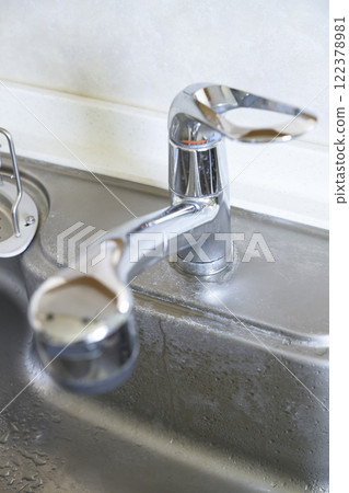 Leaking faucet (actual state) 122378981