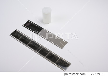 Monochrome film 122379110