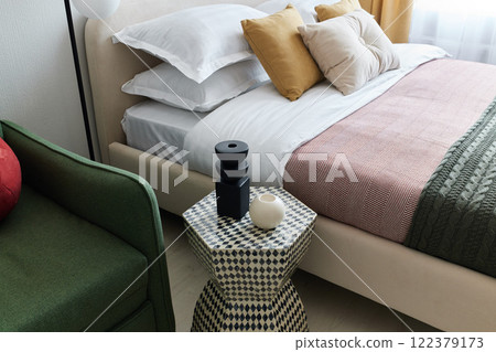 A Stylish and Modern Bedroom Design Featuring Cozy Textiles and Contemporary Decor Elements 122379173