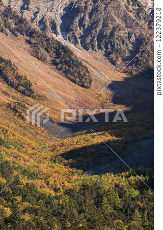 Autumn leaves and mountain shadows in Kamikochi 122379218