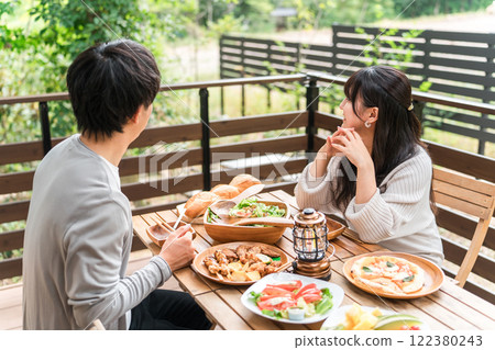 情侶在木甲板、露台座位和陽台座位上用餐（glamping/bellamp） 122380243