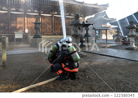 消防演習:水柱噴灑在角林寺主殿。 消防演習:水柱噴灑在角林寺主殿。 122380345