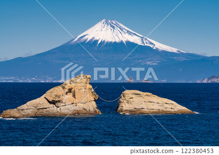 《靜岡縣》富士山和牛月岩/雲見海岸的景色 《靜岡縣》富士山和牛月岩/雲見海岸的景色 122380453