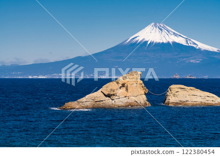 《靜岡縣》富士山和牛月岩/雲見海岸的景色 122380454