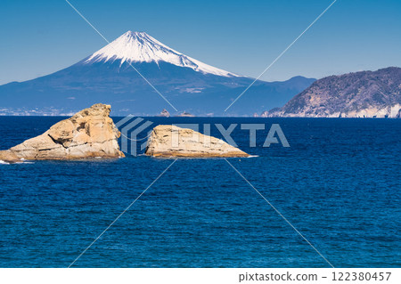 《靜岡縣》富士山和牛月岩/雲見海岸的景色 《靜岡縣》富士山和牛月岩/雲見海岸的景色 122380457