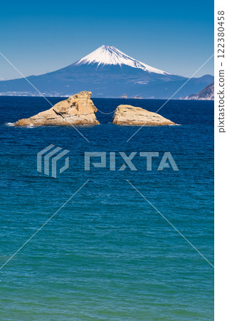 《靜岡縣》富士山和牛月岩/雲見海岸的景色 122380458