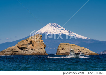 《靜岡縣》富士山和牛月岩/雲見海岸的景色 《靜岡縣》富士山和牛月岩/雲見海岸的景色 122380466