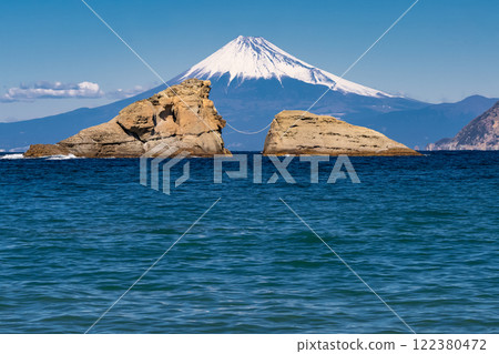 《靜岡縣》富士山和牛月岩/雲見海岸的景色 《靜岡縣》富士山和牛月岩/雲見海岸的景色 122380472