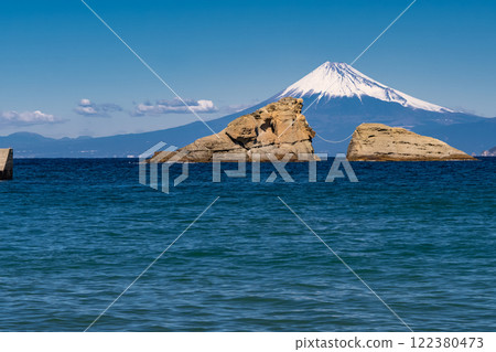 《靜岡縣》富士山和牛月岩/雲見海岸的景色 122380473
