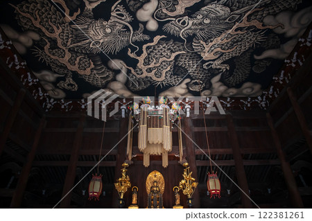 Twin Dragons painton ceiling of main hall of Kenninji temple, Kyoto 122381261