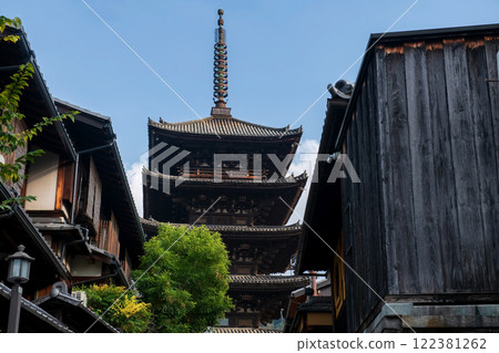 Yasaka pagoda of Hokanji temple and houses at Higashiyama, Kyoto 122381262