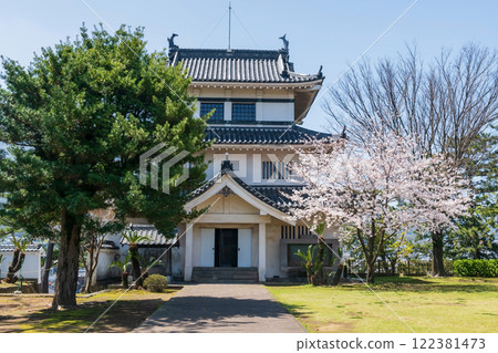 Shimabara Castle entrance with white sakura cherry tree,Nagasaki Shimabara Castle entrance with white sakura cherry tree,Nagasaki 122381473