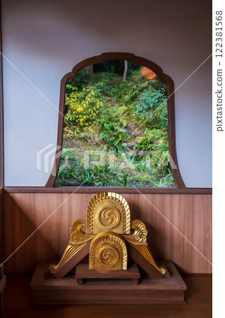 Golden statue by window inside Nisonin temple, Arashiyama, Kyoto 122381568