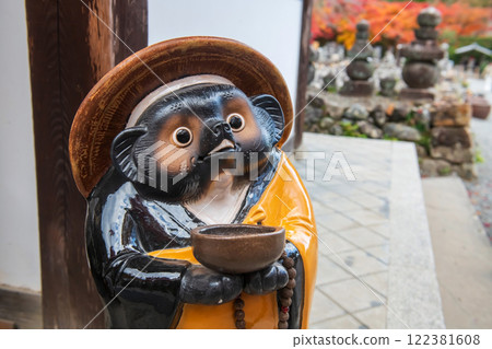 Tanuki Statue in Adashino temple at autumn, Arashiyama, Kyoto 122381608