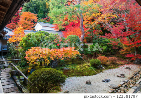 Fall garden with coloful leaves inside Nisonin temple, Arashiyama Fall garden with coloful leaves inside Nisonin temple, Arashiyama 122381797