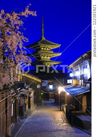 [京都府]櫻花盛開的八坂塔夜景 122381921