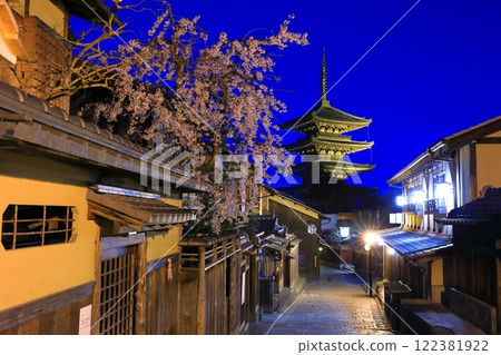 [京都府]櫻花盛開的八坂塔夜景 122381922