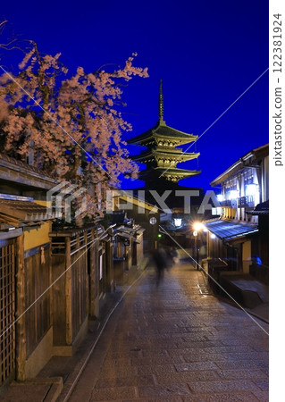 [Kyoto Prefecture] Night view of Yasaka Pagoda with cherry blossoms in full bloom 122381924