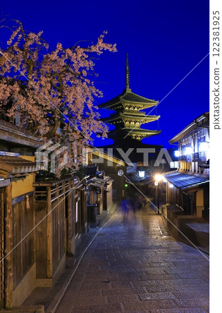 [Kyoto Prefecture] Night view of Yasaka Pagoda with cherry blossoms in full bloom 122381925