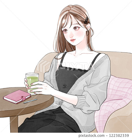 放鬆在沙發的婦女 放鬆在沙發的婦女 122382339