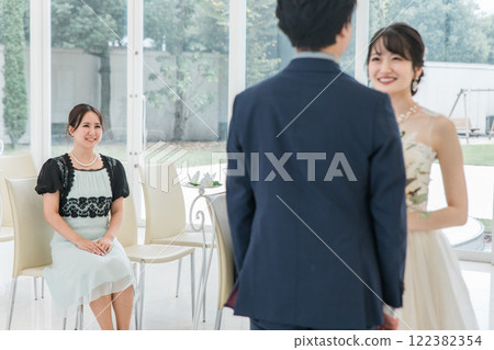 微笑的賓客、出席者、出席者和女性朋友在婚禮上鼓掌慶祝 微笑的賓客、出席者、出席者和女性朋友在婚禮上鼓掌慶祝 122382354