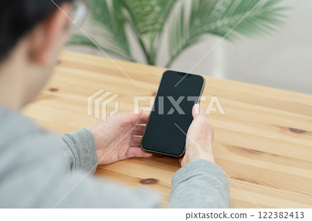 Man operating a smartphone, hand, close-up, body parts, smartphone 122382413