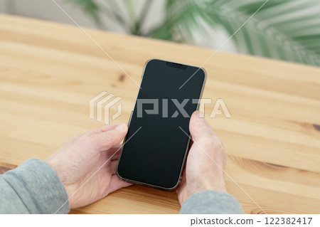 操作智慧型手機的人，手部特寫，身體部位，智慧型手機 122382417