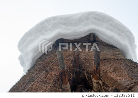 被雪覆蓋的合掌式房屋 被雪覆蓋的合掌式房屋 122382511