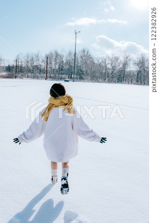 和她一起玩雪 122382926