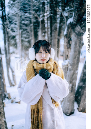 和她一起玩雪 122382975