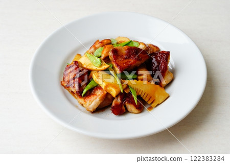 Spicy stir-fried chicken and bamboo shoots 122383284