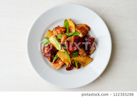 Spicy stir-fried chicken and bamboo shoots 122383286