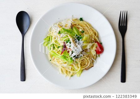 捲心菜和銀魚peperoncino 捲心菜和銀魚peperoncino 122383349