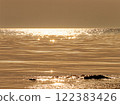 The sea that shines in response to the setting sun 122383426