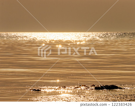 The sea that shines in response to the setting sun 122383426