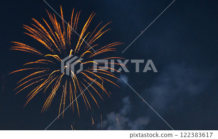 藍色夜空中的橘色煙火 122383617