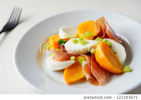 醃製的柿子和蘿蔔 122383671