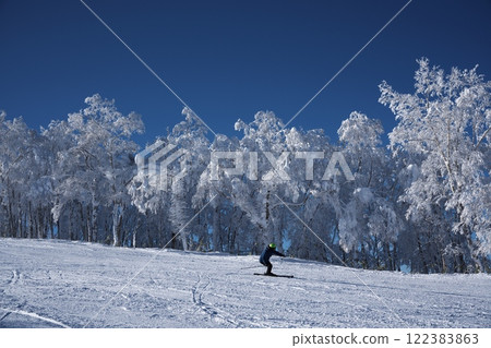 冬季，滑雪者在留壽都度假村滑雪場的東維瓦爾第滑雪場滑雪 122383863