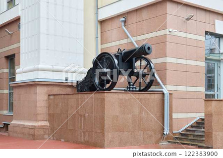 A historic cannon outside a building highlights its importance in commemorating the past 122383900