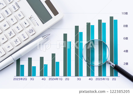 公司績效圖、企業大樓、放大鏡和計算器 122385205