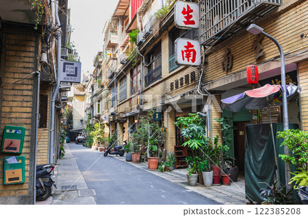 台北：迪化街，復古現代的商店林立 122385208