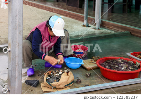 A person who prepares seafood A person who prepares seafood 122385237