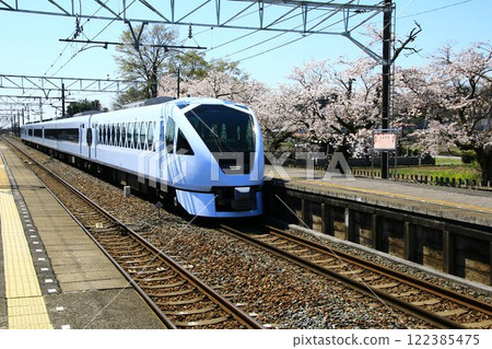 A super luxurious express train heads to Nikko and Kinugawa while admiring the cherry blossoms... Tobu Railway's "Spacia X" N100 series express train 122385475