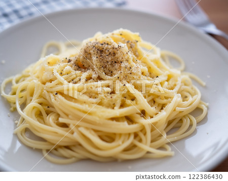 Pasta with cheese and black pepper (Cacio e Pepe) 122386430
