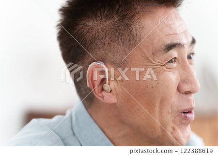 戴著助聽器的老人 戴著助聽器的老人 122388619