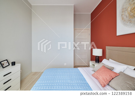 A Modern Cozy Bedroom featuring Stylish Decor, Soft Lighting, and a Relaxing Atmosphere 122389158