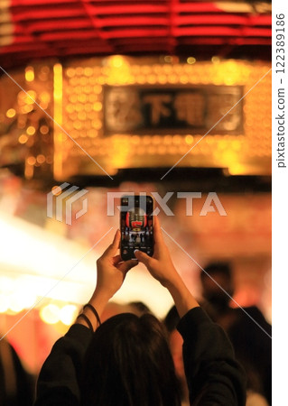 Kaminarimon Gate at night, photographing the giant lantern, foreign tourists sightseeing in Asakusa Kaminarimon Gate at night, photographing the giant lantern, foreign tourists sightseeing in Asakusa 122389186