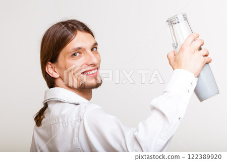 Male barman makes cocktail. 122389920