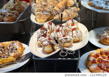 cake on plate 122390129