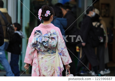 Back view of a woman wearing a kimono, a woman wearing a furisode, a woman wearing formal attire for the first shrine visit of the year Back view of a woman wearing a kimono, a woman wearing a furisode, a woman wearing formal attire for the first shrine visit of the year 122390887